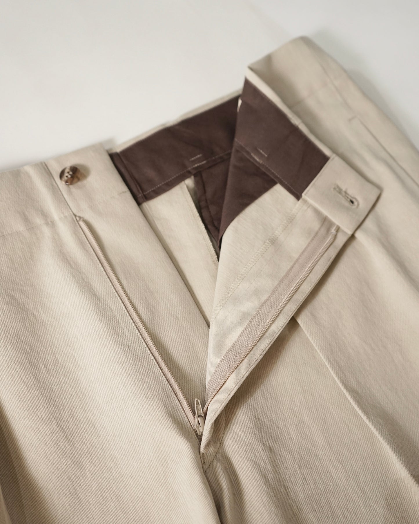 Cale-nidom chino two tuck trousers