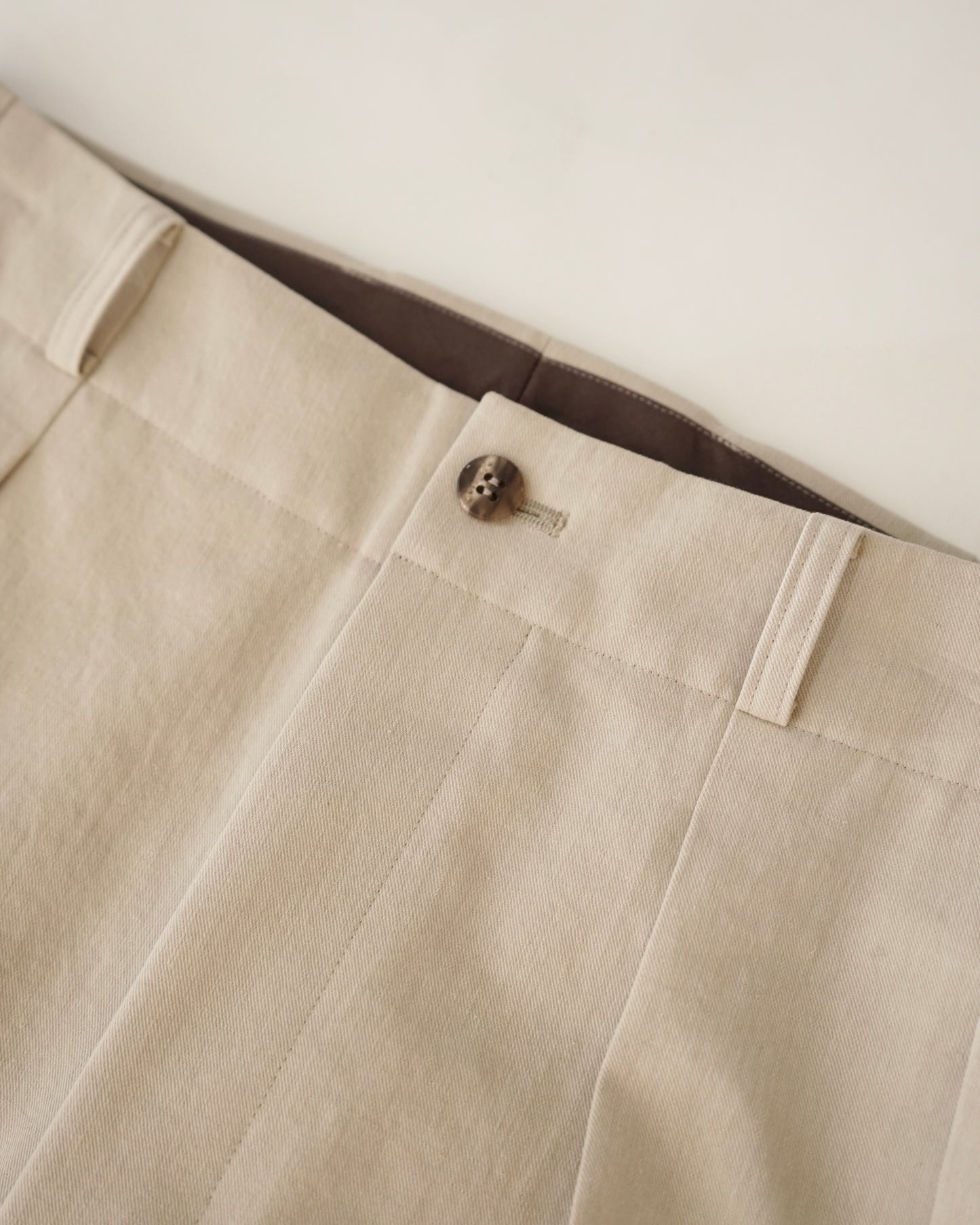 Cale-nidom chino two tuck trousers