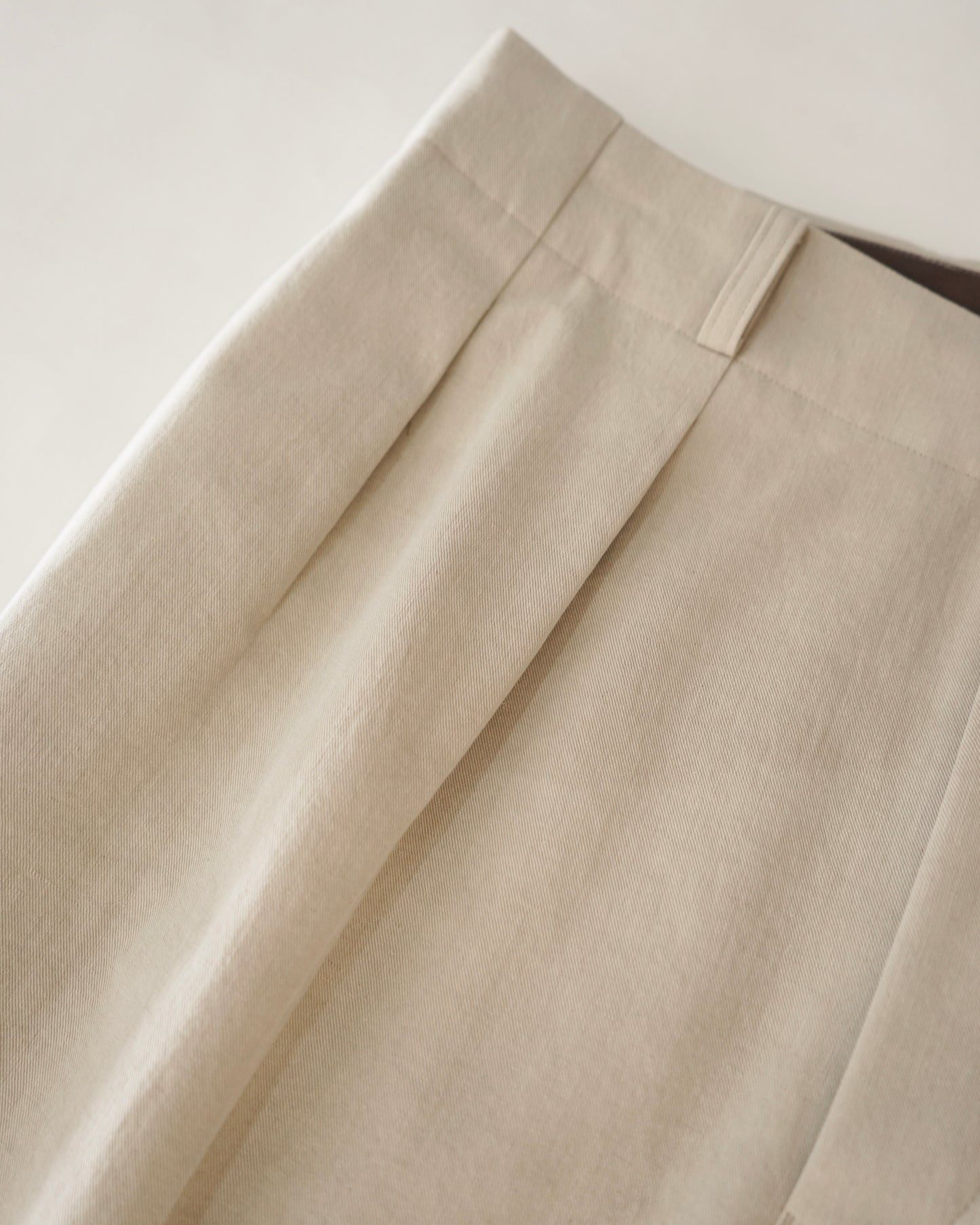 Cale-nidom chino two tuck trousers