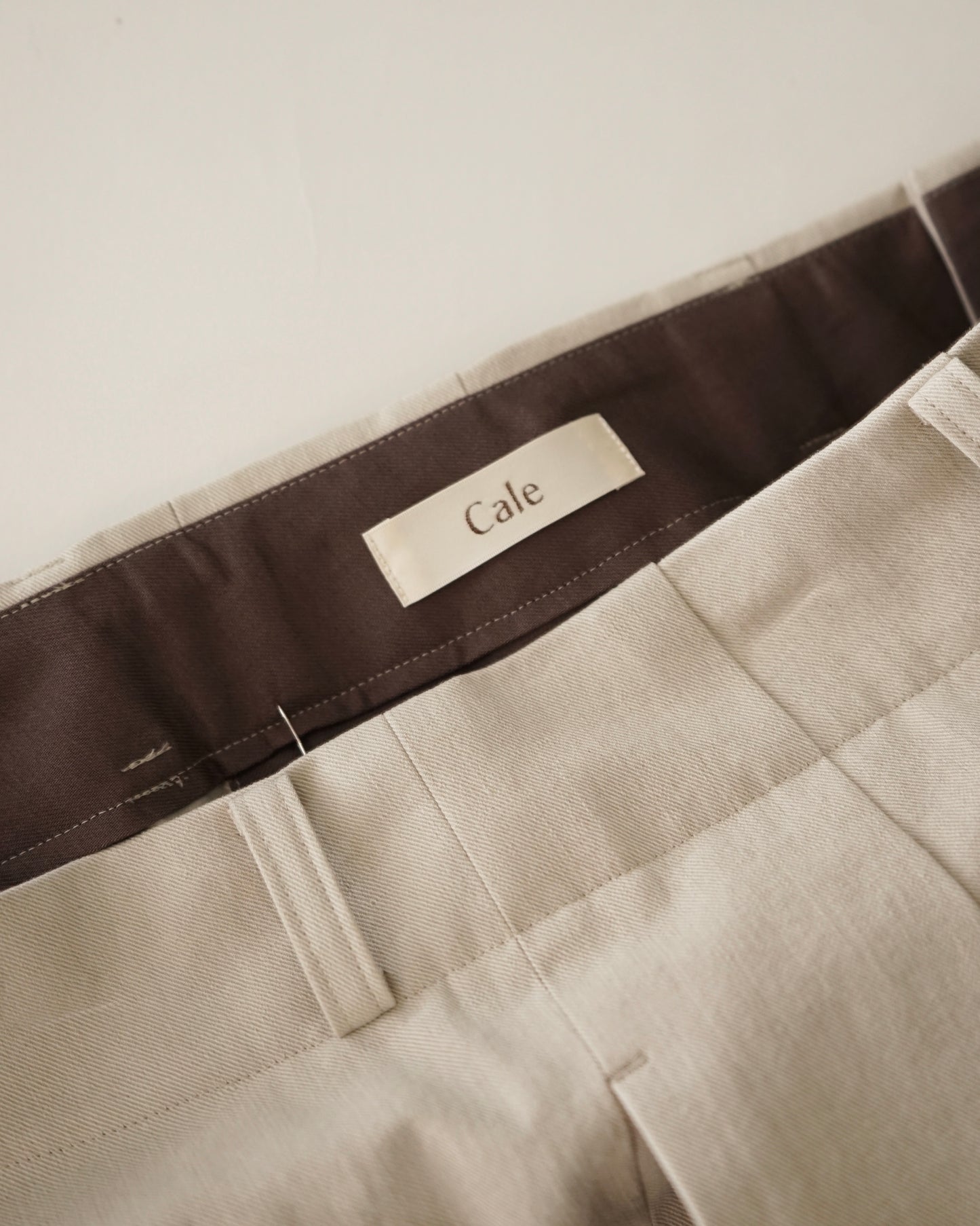 Cale-nidom chino two tuck trousers
