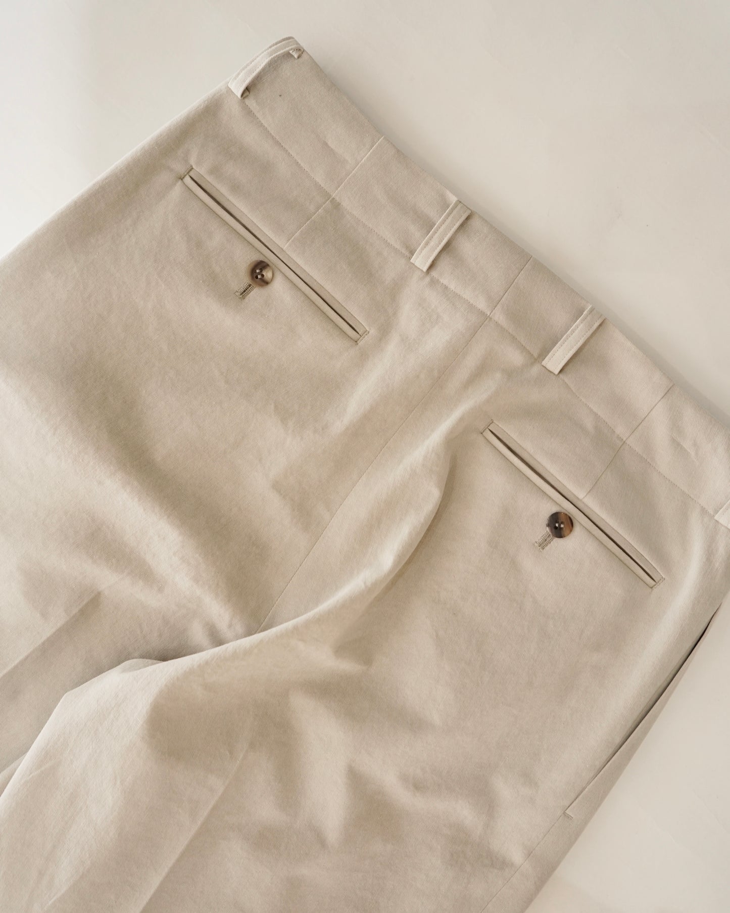 Cale-nidom chino two tuck trousers