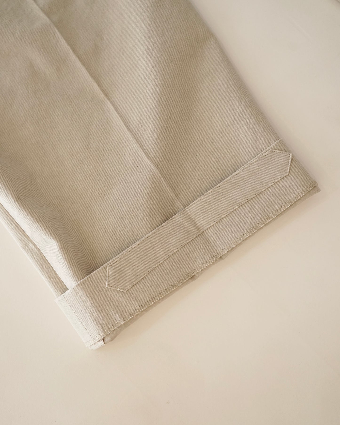 Cale-nidom chino two tuck trousers