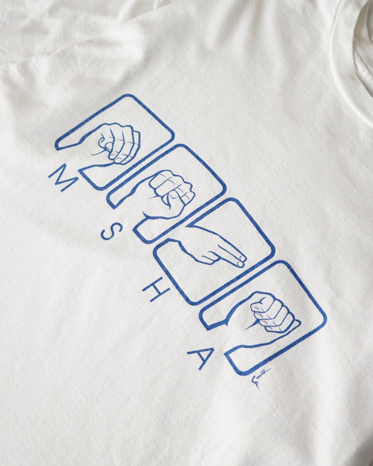90s hand signal print tee