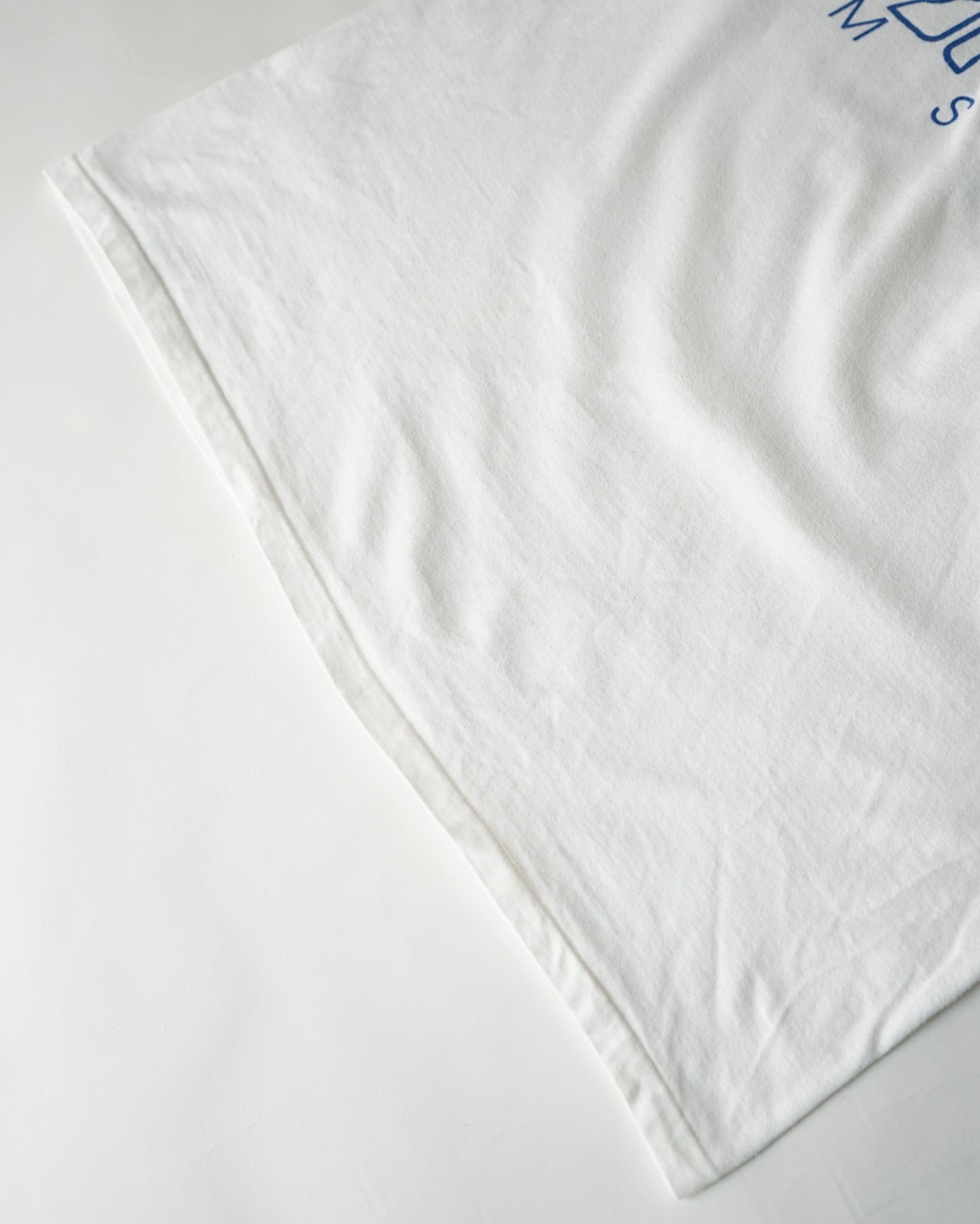90s hand signal print tee